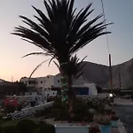 The Three Anchors Rooms Perissa فندق بيريسا