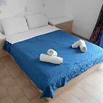 The Three Anchors Rooms Perissa Szálloda 2*