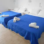 The Three Anchors Rooms Perissa