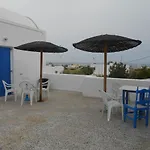 The Three Anchors Rooms Perissa Szálloda 2*